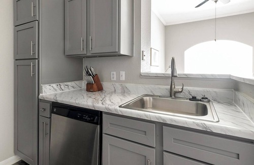 Briarforest Apartment | Landing | Stylish 1BD, Gym, Pool