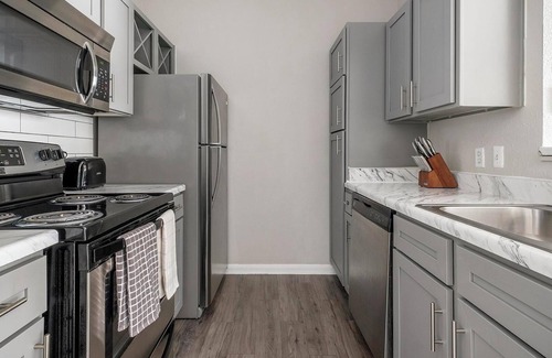 Briarforest Apartment | Landing | Stylish 1BD, Gym, Pool