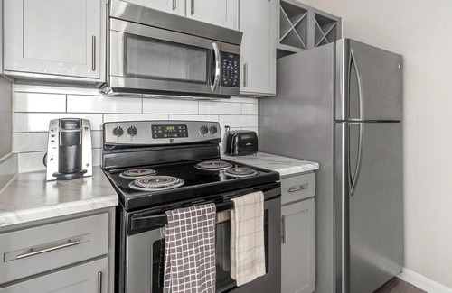 Briarforest Apartment | Landing | Stylish 1BD, Gym, Pool