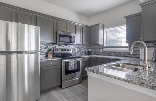 Richmond Apartment | Landing | Stylish 2BD, Clubhouse, Gym