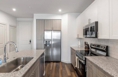 Fate Apartment | Landing | Stylish 2BD, Gym, Pool