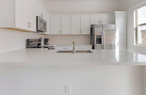 Oro Valley Apartment | Landing | Stylish 2BD, Pool
