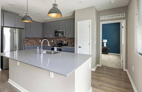 Warehouse District Apartment | Landing | Stylish 2BD, Yoga Studio, Rooftop Lounge