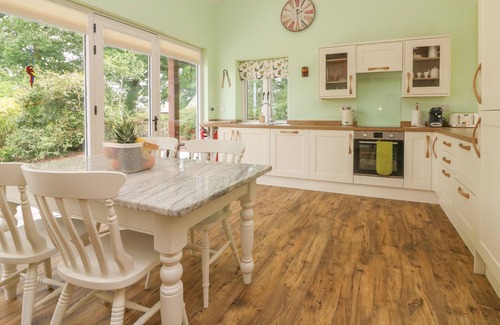 Broadwoodkelly Cottage | LANGDALE BARN, pet friendly, with open fire in Sampford Courtenay