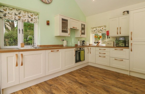 Broadwoodkelly Cottage | LANGDALE BARN, pet friendly, with open fire in Sampford Courtenay