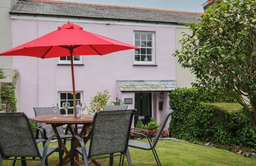 Charlestown Cottage | LANTERN COTTAGE, pet friendly, country holiday cottage in Charlestown