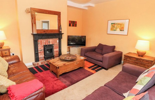 Hayfield House | LANTERN VIEW, pet friendly, with a garden in Hayfield