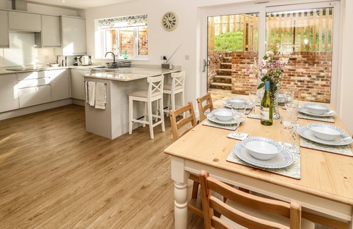 Totland Bay Cottage | LARCH LODGE, pet friendly, character holiday cottage in Totland