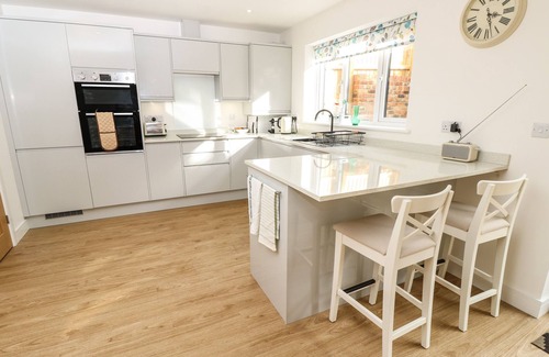 Totland Bay Cottage | LARCH LODGE, pet friendly, character holiday cottage in Totland