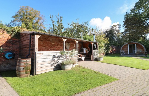 Denstone Cottage | LARCH, romantic, character holiday cottage, with a garden in Rocester