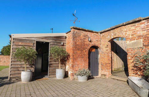 Denstone Cottage | LARCH, romantic, character holiday cottage, with a garden in Rocester