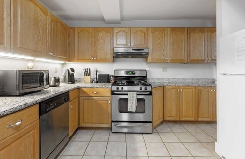 Berkeley House | Large 1 Bedroom Apartment, Home Theater, Fireplace