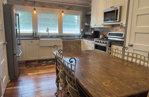 Arcadia House | Large 1 Bedroom Barndominium Loft/Arcadia Resort/HOT TUB/SAUNA