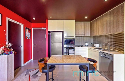 Campsie Apartment | Large 1 Bedroom Retro Style Apartment with Parking