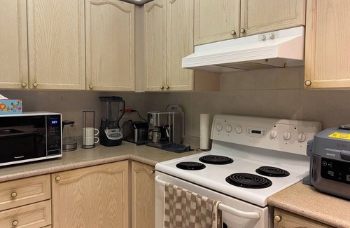 North York Condo | Large 2+2+den, private terrace, gym, sauna, garage, walk to subway!
