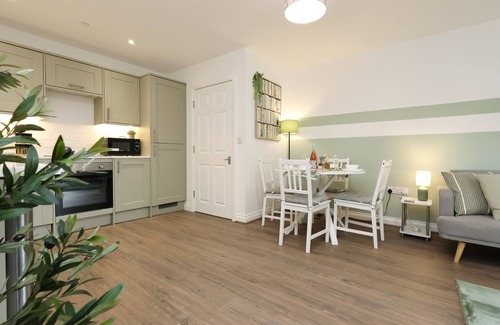 Cathays Apartment | large 2 bed central apartment with balcony/parking