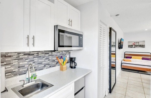 Royal Poinciana House | Large 2 Bed Studio Close to Beach & Hard Rock HA03