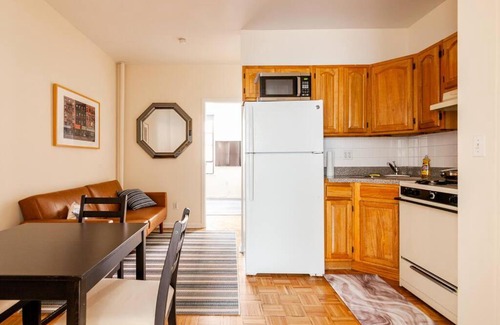 Little Italy Apartment | ✪ Large 2 Bedrooms ✪ Queen Beds ✪ Work Stations