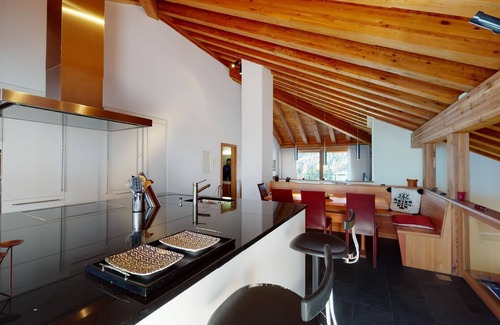 Surlej Apartment | Large 3-½ room maisonette on the 2nd floor.