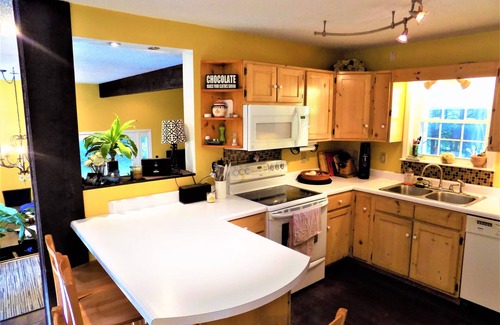 Jonesboro House | Large 3/4 bedroom Valley View House with Outdoor Space, Pool and Storm Shelter