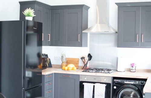Oldham House | Large 3 Bedroom House with family bathroom