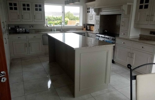 Fenit House | Large 3 bedroom house with deck