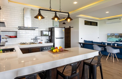 Ko Lanta Apartment | Large 3 bedroom penthouse apt. in Long Beach with seaview