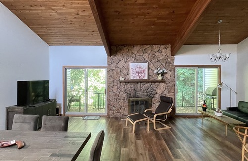Apple Valley House | large 3 beds 2 bath Townhome with 20' high ceiling and stone fire place.