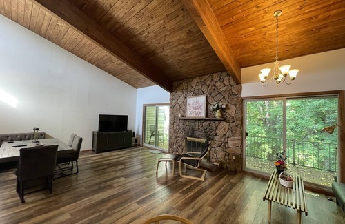 Apple Valley House | large 3 beds 2 bath Townhome with 20' high ceiling and stone fire place.