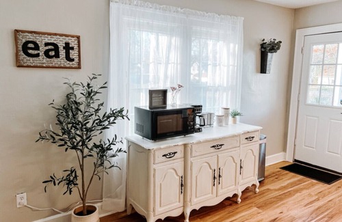 Berea Apartment | Large 4 Bedroom|Close to Airport & IX Center|Sleeps 10