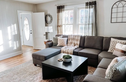 Berea Apartment | Large 4 Bedroom|Close to Airport & IX Center|Sleeps 10