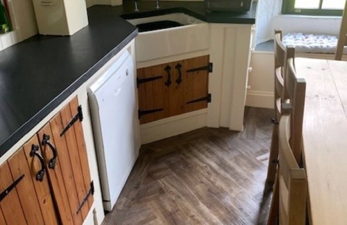 Pembroke Cottage | Large 4-bedroom dog-friendly cottage with hot-tub and stunning views out to sea