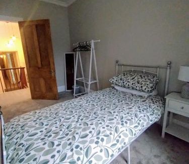 Pembroke Dock House | large 4 bedroom