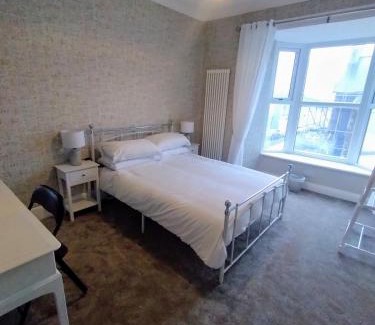 Pembroke Dock House | large 4 bedroom