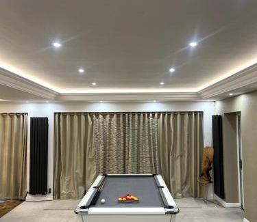 Birkenhead Villa | Large 4 bedroom house, electric gated driveway.