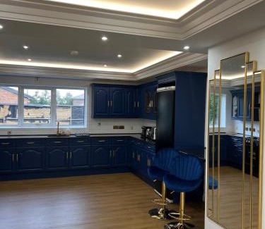 Birkenhead Villa | Large 4 bedroom house, electric gated driveway.