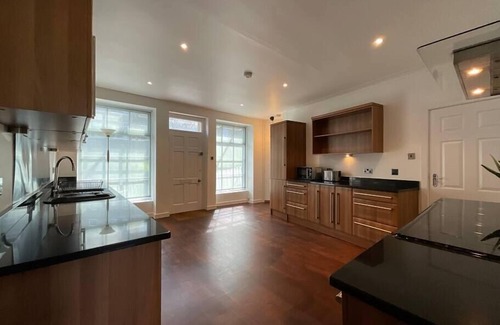 Hepworth House | Large 4 double bedroomed townhouse in central
