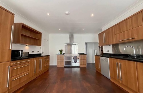 Hepworth House | Large 4 double bedroomed townhouse in central