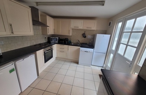 Aberystwyth House | Large 5 bedroom town-centre home close to the beach, sleeps 9.