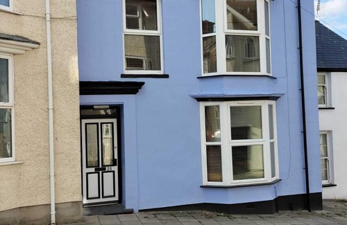 Aberystwyth House | Large 5 bedroom town-centre home close to the beach, sleeps 9.