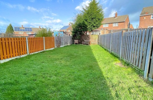 Barnsley House | Large 6 Person Home with Garden and Free Parking
