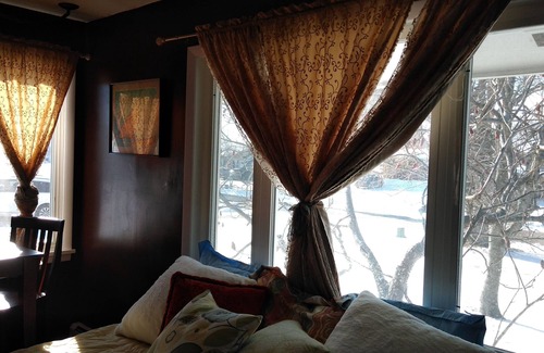 Malletts Bay Apartment | Large and Cozy, Scenic Walks, Private Entry, Jacuzzi Tub