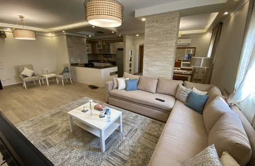Pyramids Gardens Condo | Large apartment with a view of the pyramids Top modern