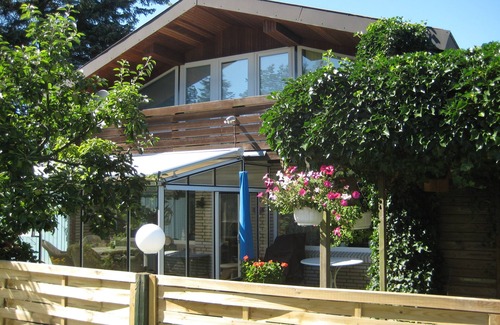 Sankt Michaelisdonn House | large apartment near the North Sea with conservatory, fireplace, sauna