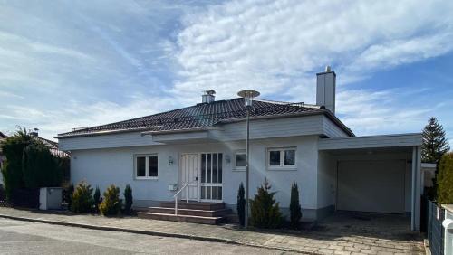 Munchen District Apartment | Large Apartment for 6, 3 bedrooms, next to Munich & Airport