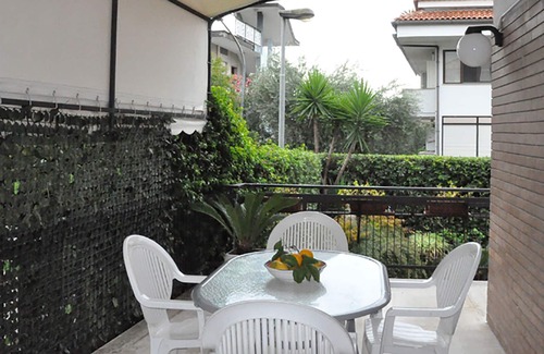 Gianola Apartment | Large apartment for 8 pers. in house Fiorita 1st floor, 10 min. walk to the sea