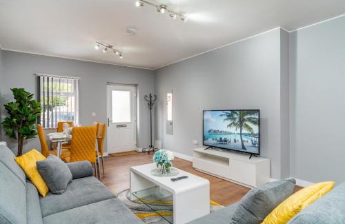 Amesbury Apartment | Large Apartment Near Stonehenge Amesbury Town Centre Smart TVs Netflix FREE PARKING