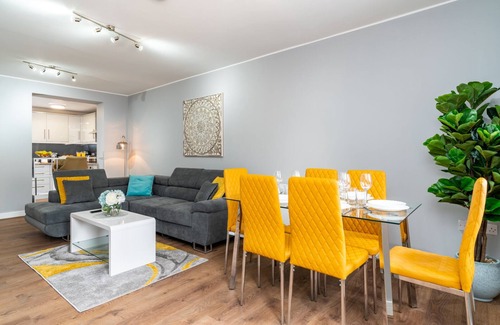 Amesbury Apartment | Large Apartment Stonehenge Amesbury Town Centre Smart TV’s Netflix FREE PARKING