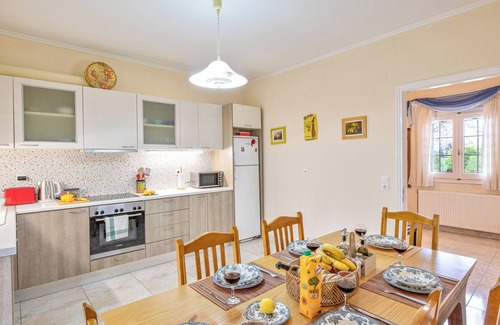 Kontokali Apartment | Large apartment with shared swimming pool and garden