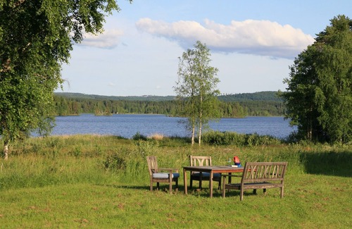 Lysvik Cottage | Large authentic and renovated villa on an idyllic lake - perfect for wintersport